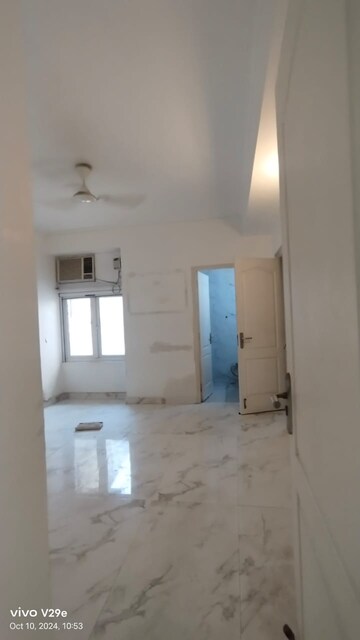 Bathroom in 3 BHK Builder Floor at SS Southend Floors, South City 2 – for Rent