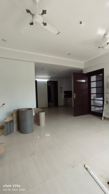 Room in 3 BHK Builder Floor at SS Southend Floors, South City 2 – for Rent