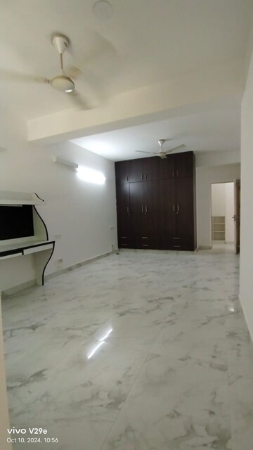 Room in 3 BHK Builder Floor at SS Southend Floors, South City 2 – for Sale