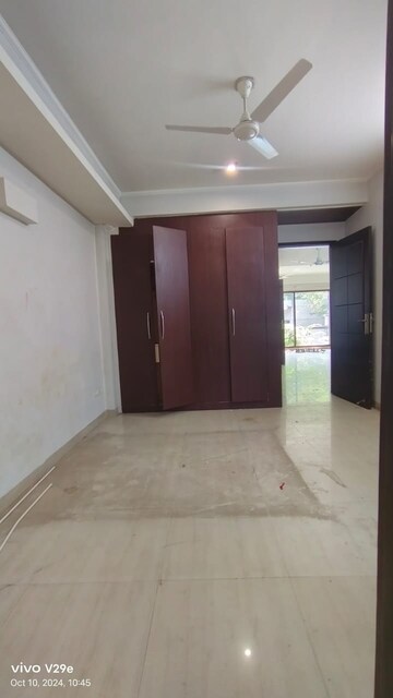 Room in 3 BHK Builder Floor at SS Southend Floors, South City 2 – for Sale