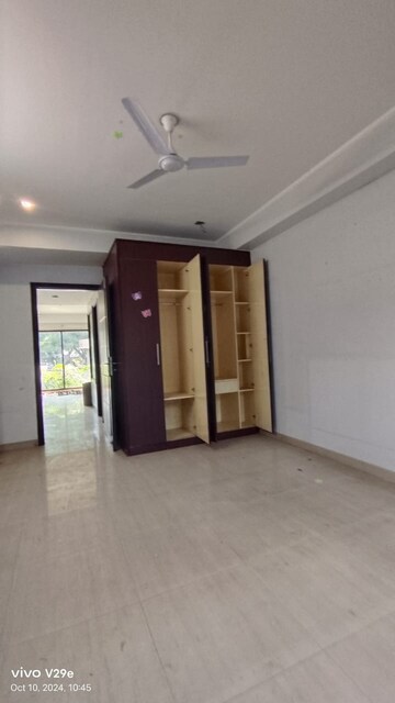 Room in 3 BHK Builder Floor at SS Southend Floors, South City 2 – for Sale