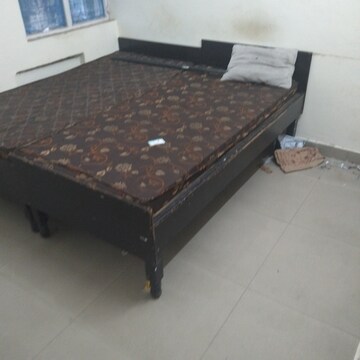 Room in 2 BHK Apartment at Arun Vihar Sector 37, Sector 37 – for Sale