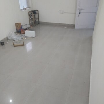 Room in 2 BHK Apartment at Arun Vihar Sector 37, Sector 37 – for Sale