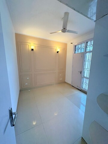 Room in 3 BHK Apartment at DLF The Primus, Sector 82a – for Sale