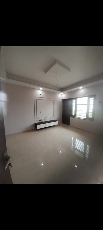 Room in 4 BHK Builder Floor at Sector 85 – for Sale
