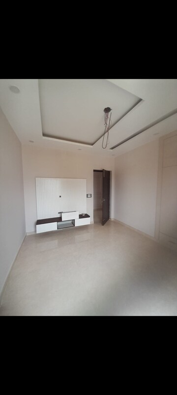 Room in 4 BHK Builder Floor at Sector 85 – for Sale