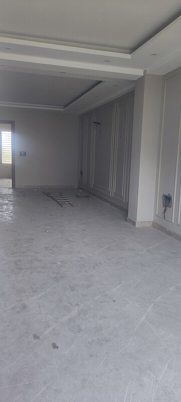 Room in 3 BHK Builder Floor at BPTP Park Central, Sector 85 – for Sale