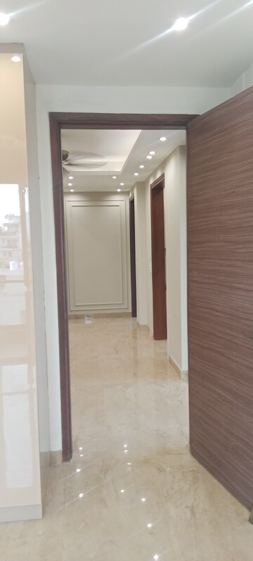 Building Lobby in 3 BHK Builder Floor at SS Mayfield Gardens, Sector 51 – for Sale