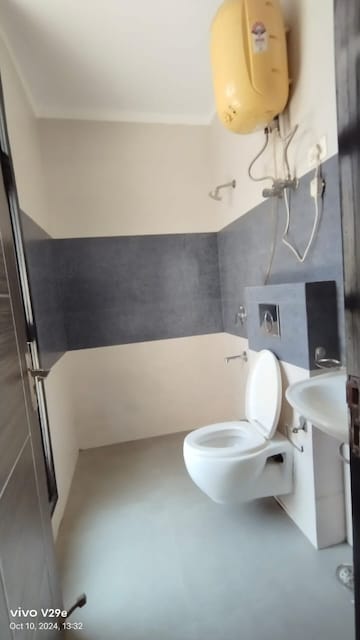 Bathroom in 3 BHK Builder Floor at SS Southend Floors, South City 2 – for Sale