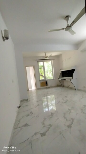 Master Bedroom in 3 BHK Builder Floor at Uppal Southend, Sector 49 – for Sale