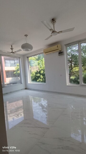 Room in 3 BHK Builder Floor at Uppal Southend, Sector 49 – for Sale