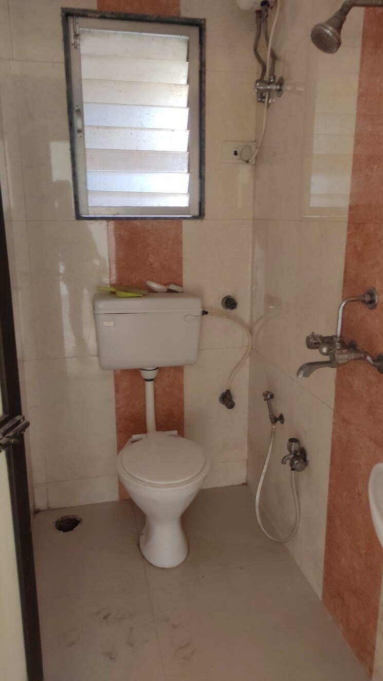 Bathroom, mohini-grace-chs 2 Bedroom 665 Sq.Ft. Apartment In Andheri West Mumbai 7695552