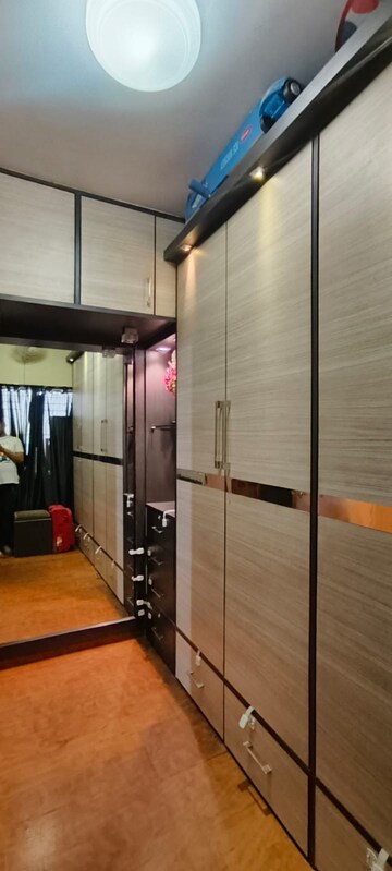 Furnished Amenities in 2.5 BHK Apartment at Dahisar West – for Sale