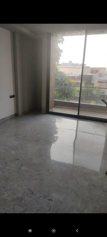 Room in 3 BHK Apartment at DLF The Skycourt, Sector 86 – for Sale