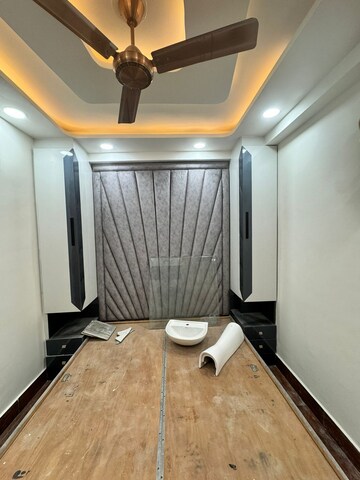 Team Area in 3 BHK Builder Floor at Mahavir Enclave 1 – for Sale