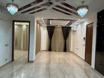 Bedroom in 3.5 BHK Builder Floor at Smart World Gems, Sector 89 – for Sale