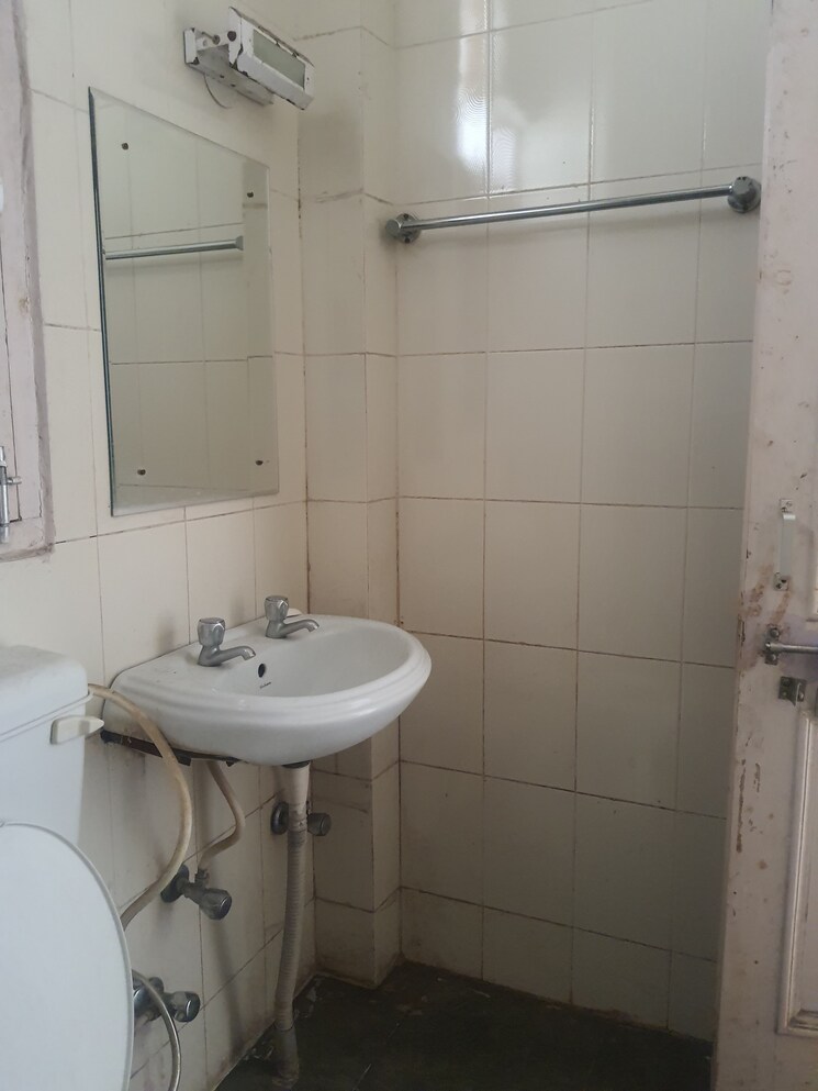 Bathroom, chotta shimla 1.5 Bedroom 645 Sq.Ft. Apartment In Chotta Shimla Shimla 7699643