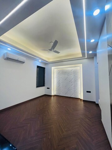 Room in 5 BHK Builder Floor at Emaar MGF Emerald Hills, Sector 65 – for Sale