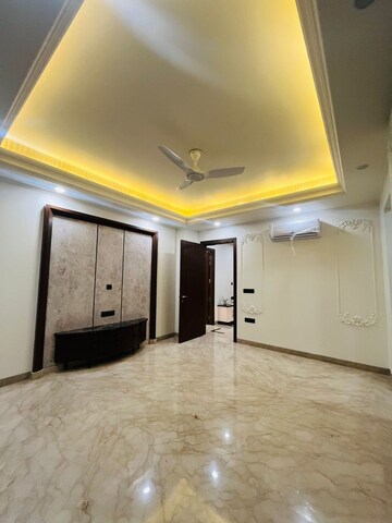 Room in 5 BHK Builder Floor at Emaar MGF Emerald Hills, Sector 65 – for Sale