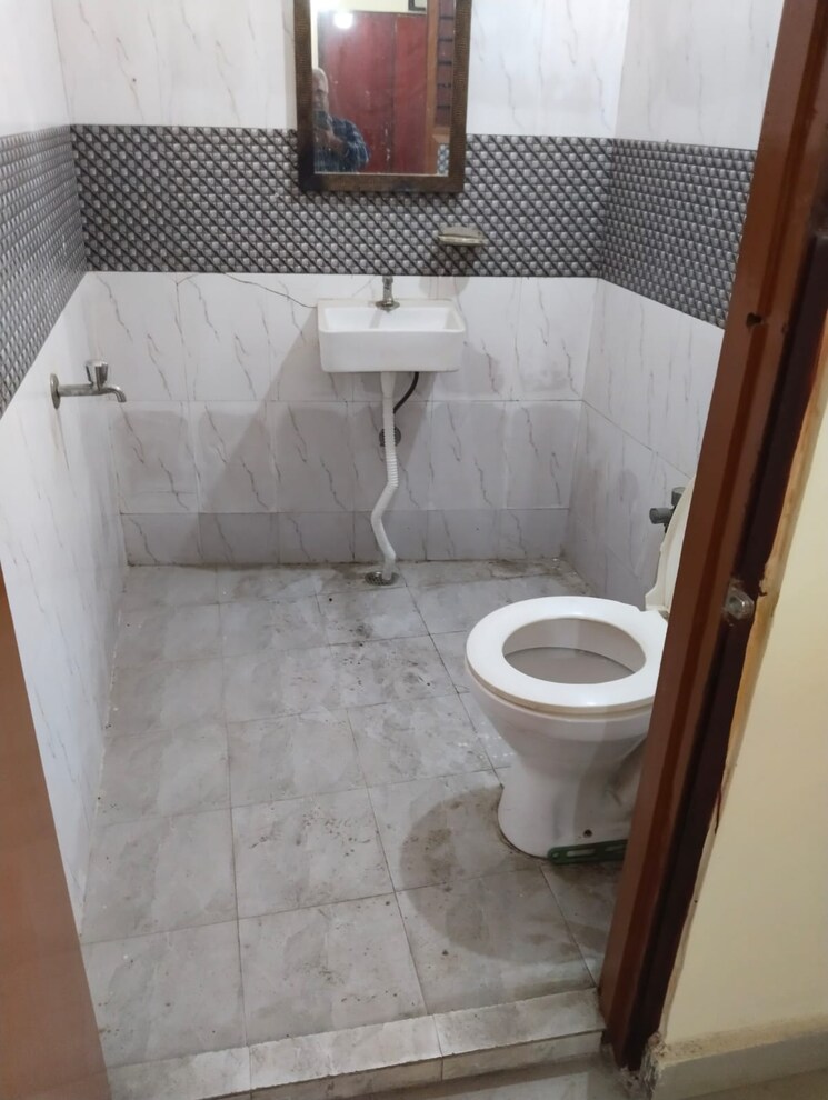 Bathroom, lajpat nagar ii 2 Bedroom 900 Sq.Ft. Builder Floor In Lajpat Nagar ii Delhi 7701282