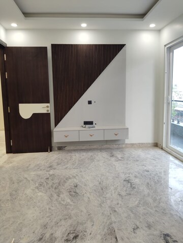 Room in 2.5 BHK Apartment at M3M Marina, Sector 68 – for Sale