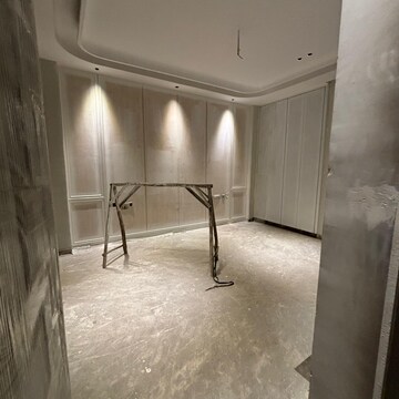 Room in 4 BHK Builder Floor at Defence Colony – for Sale