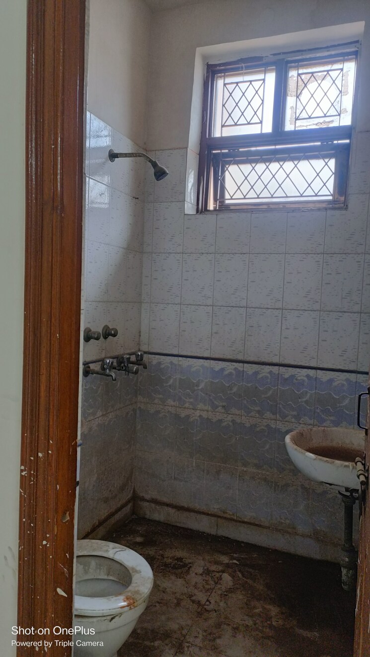 Bathroom, ashoka-enclave-3 2 Bedroom 160 Sq.Yd. Builder Floor In Sector 35 Faridabad 7701456