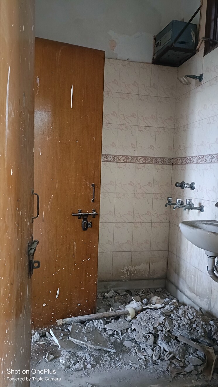 Bathroom, ashoka-enclave-3 2 Bedroom 160 Sq.Yd. Builder Floor In Sector 35 Faridabad 7701456