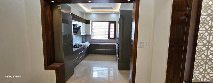  Parking, sector 19 4 Bedroom 350 Sq.Yd. Builder Floor In Sector 19 Faridabad 7702205