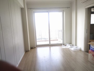 Room in 3 BHK Apartment at DLF The Skycourt, Sector 86 – for Sale
