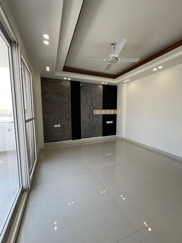 Building Lobby in 4 BHK Builder Floor at Spire Wood, Sector 46 – for Sale