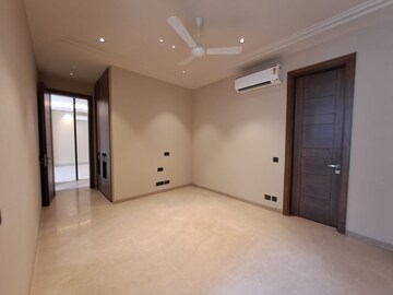 Room in 4 BHK Builder Floor at South Extension ii – for Sale