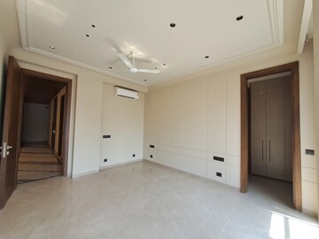 Room in 4 BHK Builder Floor at South Extension ii – for Sale