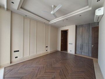 Room in 4 BHK Builder Floor at South Extension ii – for Sale