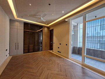 Room in 4 BHK Builder Floor at South Extension ii – for Sale