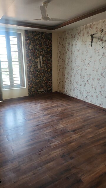 Furnished Amenities in 3 BHK Builder Floor at BPTP District 3, Sector 85 – for Sale