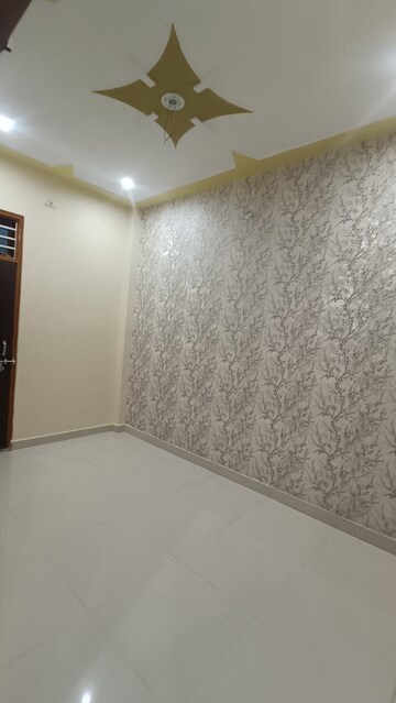 Room in 3 BHK Independent House at Krishna Nagar – for Sale