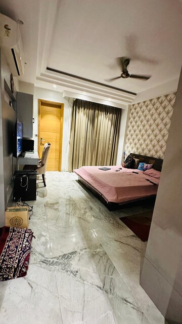 Bedroom in 4 BHK Builder Floor at SS Southend Floors, South City 2 – for Sale