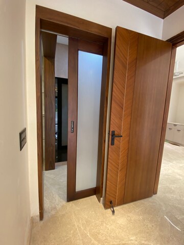 Building Lobby in 4 BHK Builder Floor at Sushant Lok 3, Sector 57 – for Sale