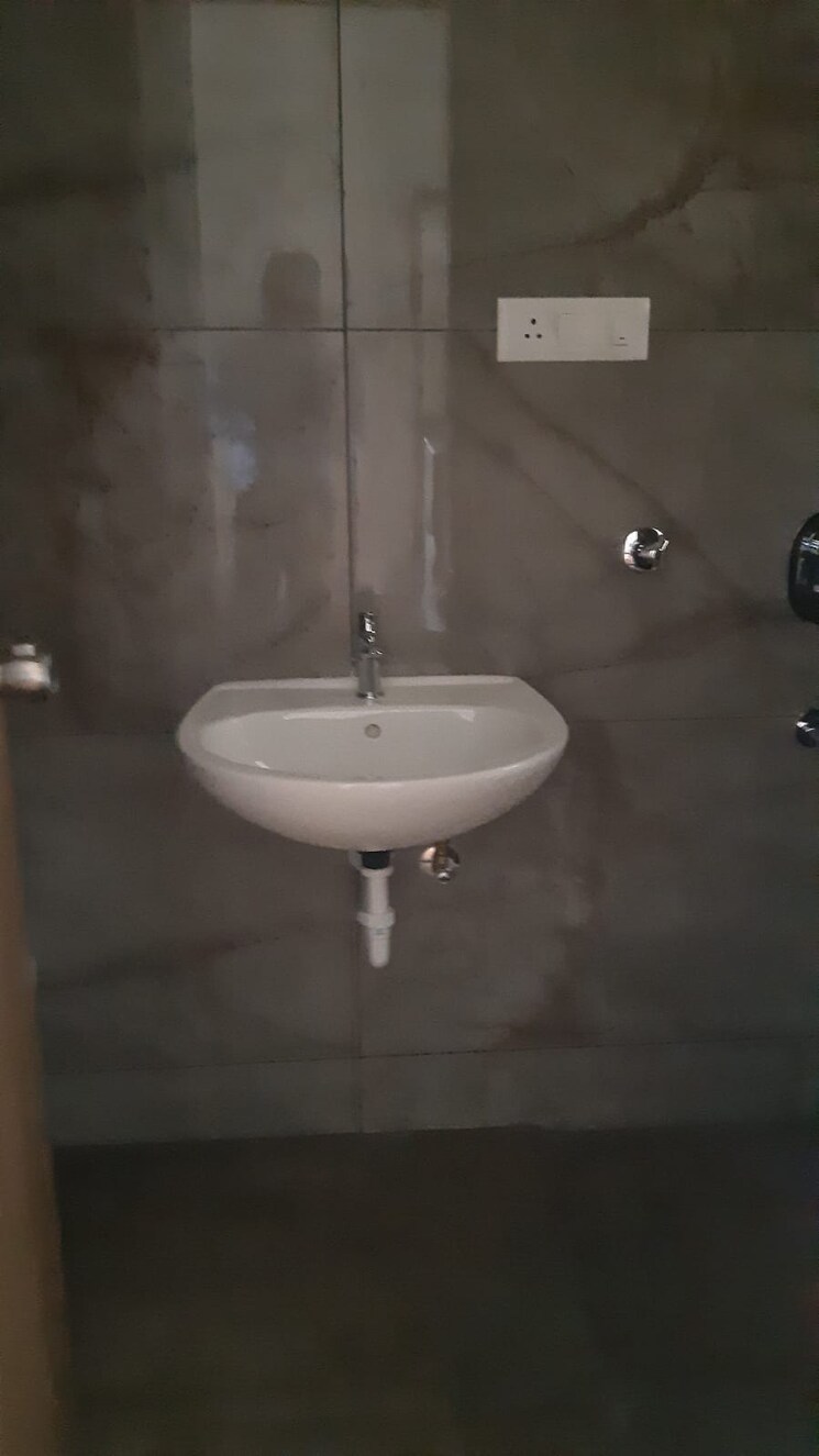 Bathroom, tirupati-regalia 2 Bedroom 1100 Sq.Ft. Apartment In Vishrantwadi Pune 7706497