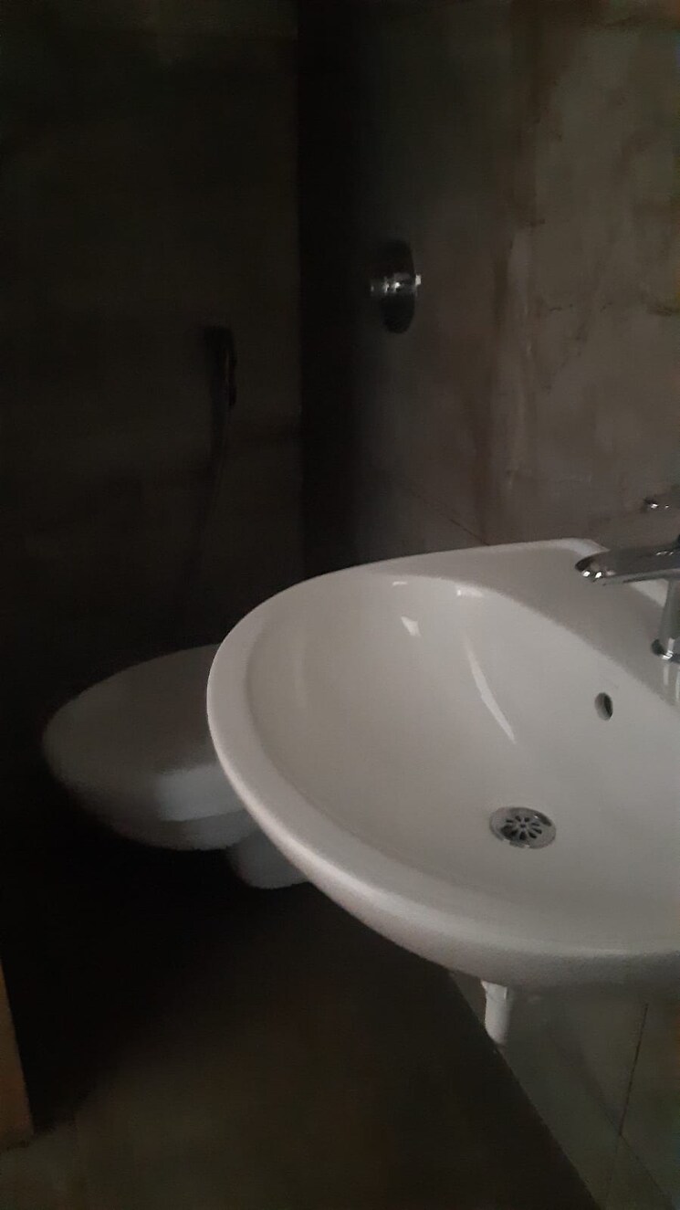 Bathroom, tirupati-regalia 2 Bedroom 1100 Sq.Ft. Apartment In Vishrantwadi Pune 7706497