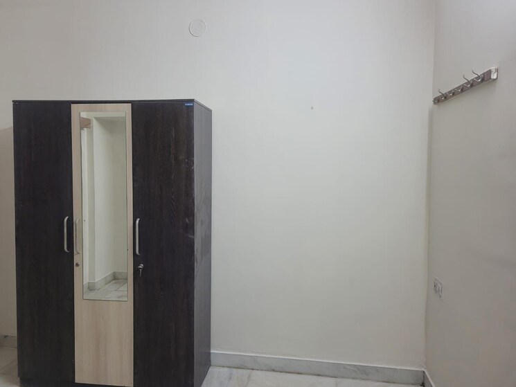 Room, s-chs 1 Bedroom 380 Sq.Ft. Apartment In Uthalsar Thane 7708043