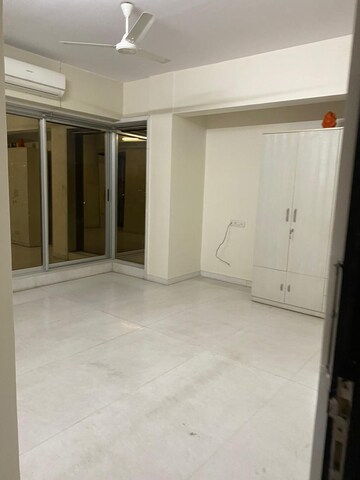 Room in 4 BHK Apartment at Greeshma Residency II, Eastern Express Highway – for Sale