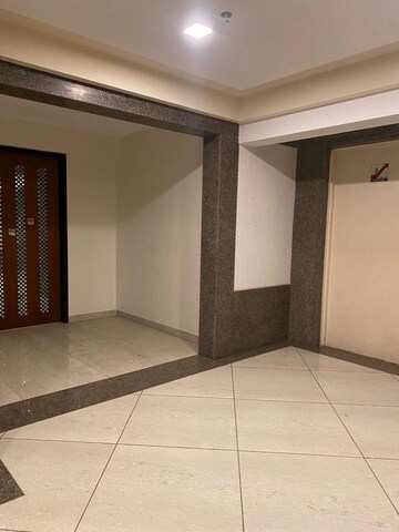 Room in 4 BHK Apartment at Greeshma Residency II, Eastern Express Highway – for Sale