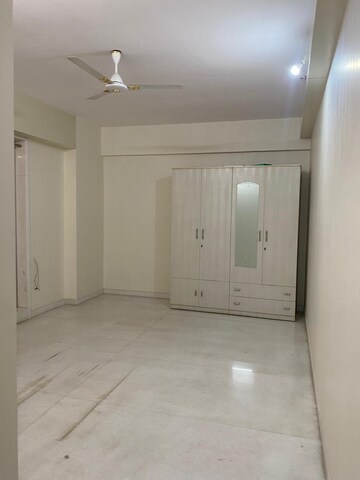 Room in 4 BHK Apartment at Greeshma Residency II, Eastern Express Highway – for Sale