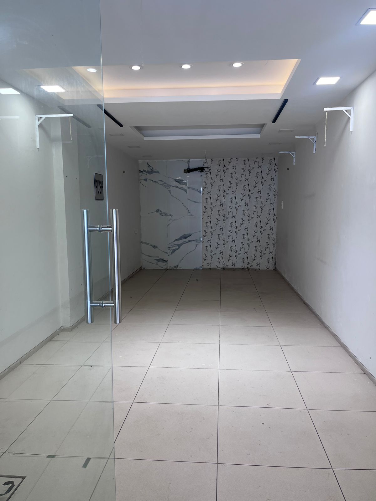 Resale Commercial Shop 150 Sq.Ft. in Vasundhara Enclave Delhi 7708394