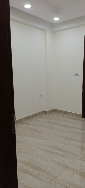 Room in 3 BHK Builder Floor at Mahavir Enclave – for Sale