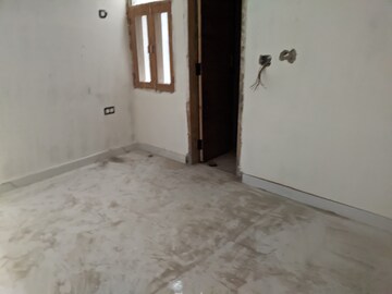 Room in 3 BHK Builder Floor at Sector 104 – for Sale