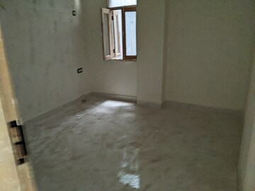 Room in 3 BHK Builder Floor at Sector 104 – for Sale