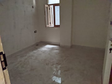 Room in 3 BHK Builder Floor at Sector 104 – for Sale
